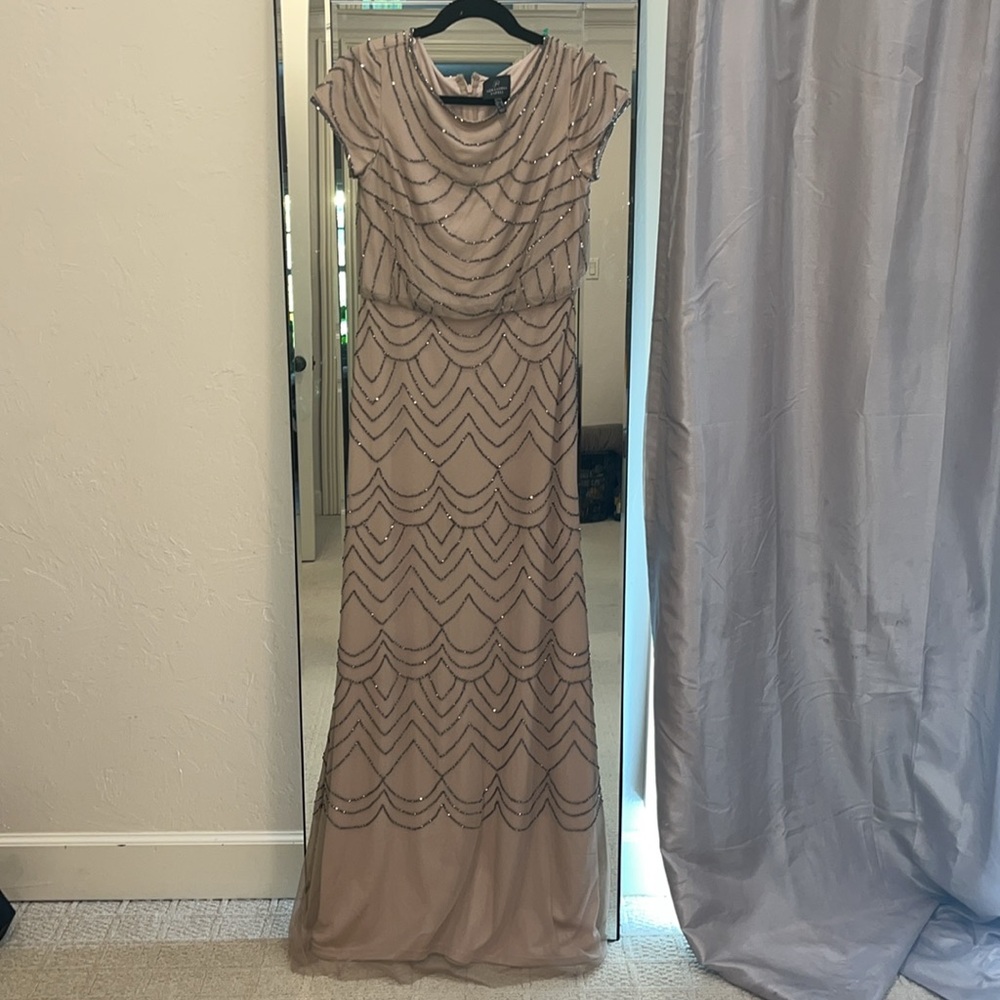 ADRIANNA PAPELL / SIZE 4 / no flaws
